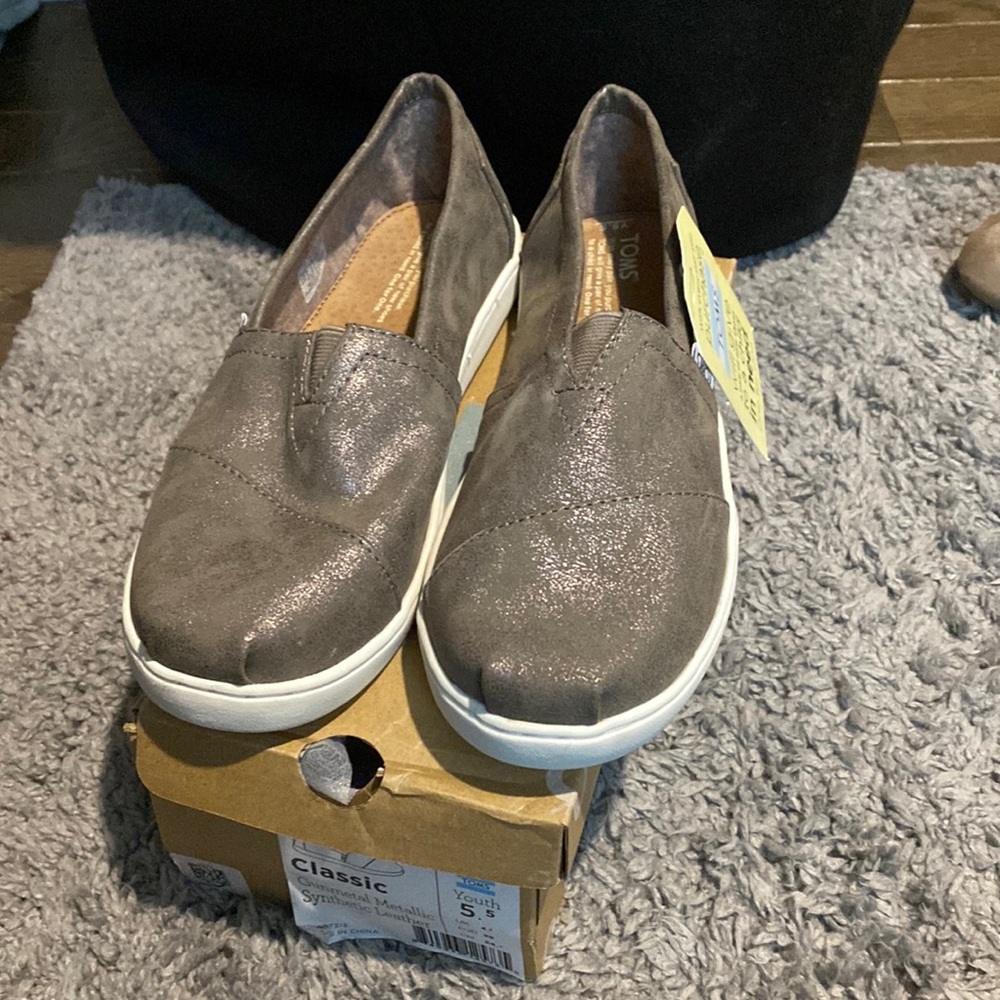 NEW IN BOX - Youth TOMS slip on